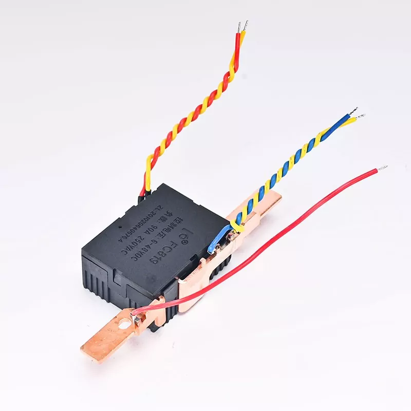 Releu de blocare de tip sus-in-jos-out monofazat 2P